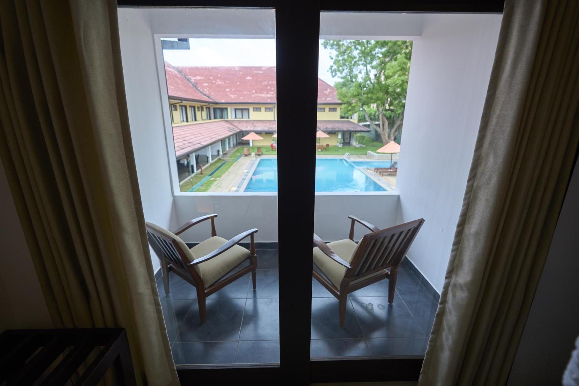 Rajarata Hotel Anuradhapura Exteriör bild