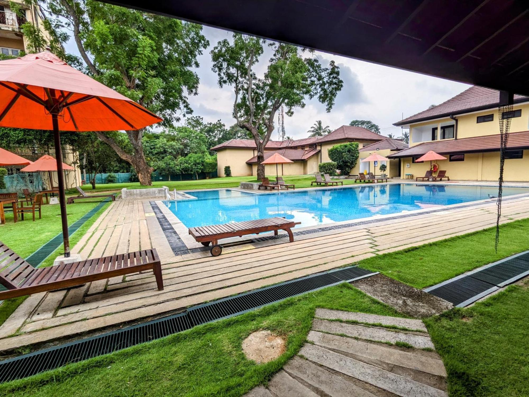 Rajarata Hotel Anuradhapura Exteriör bild