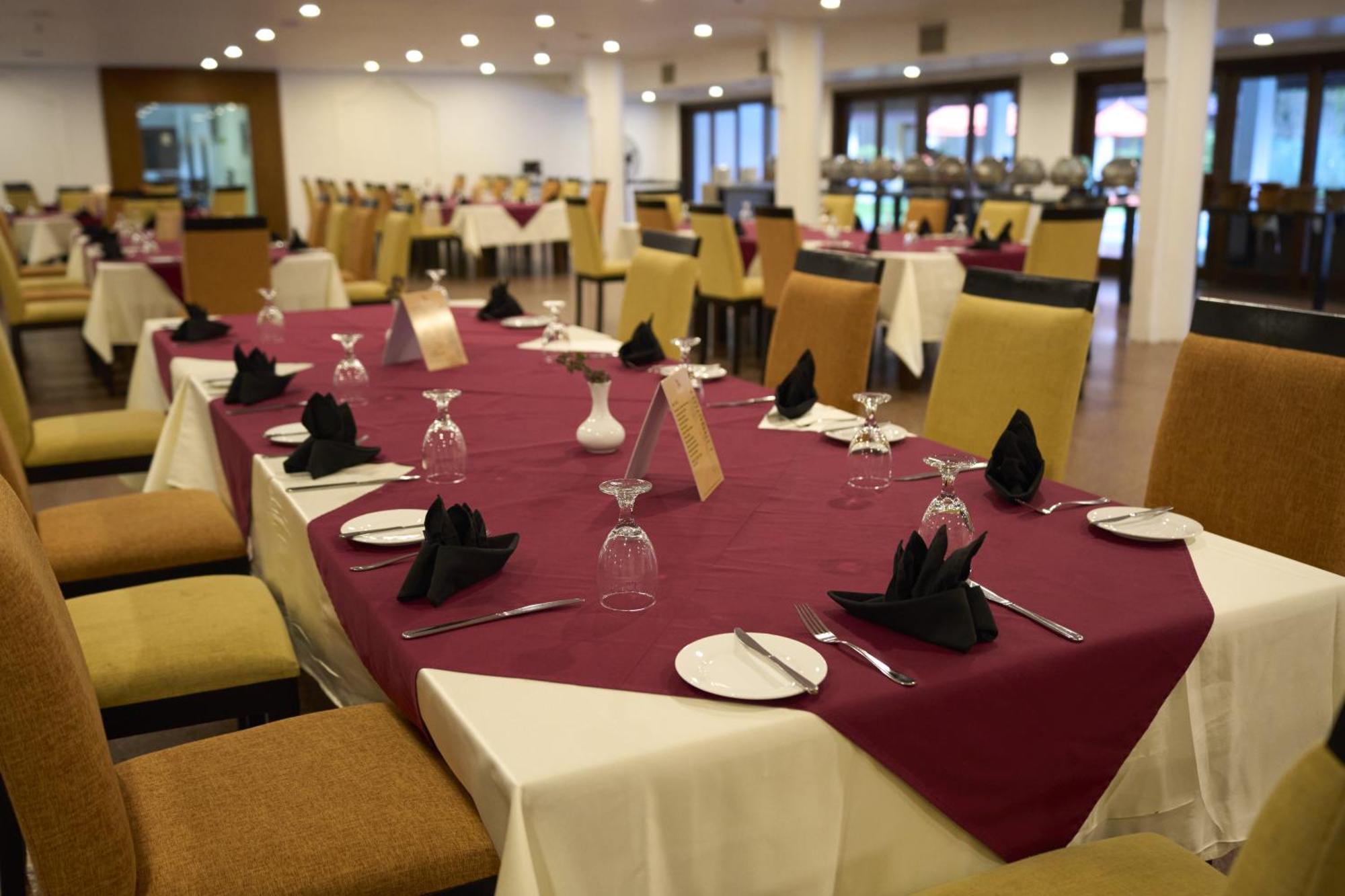 Rajarata Hotel Anuradhapura Exteriör bild