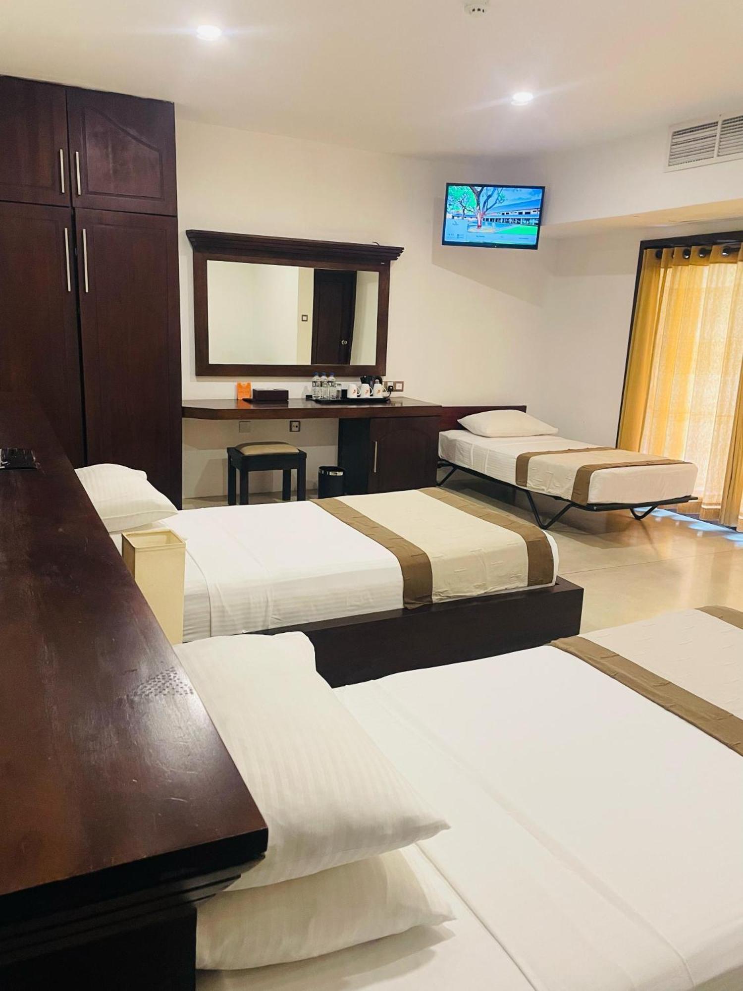 Rajarata Hotel Anuradhapura Exteriör bild